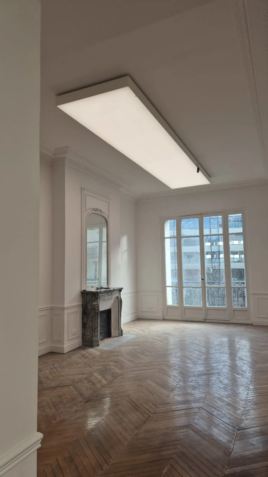 Rectangular tunable-white lightbox in a Paris office room