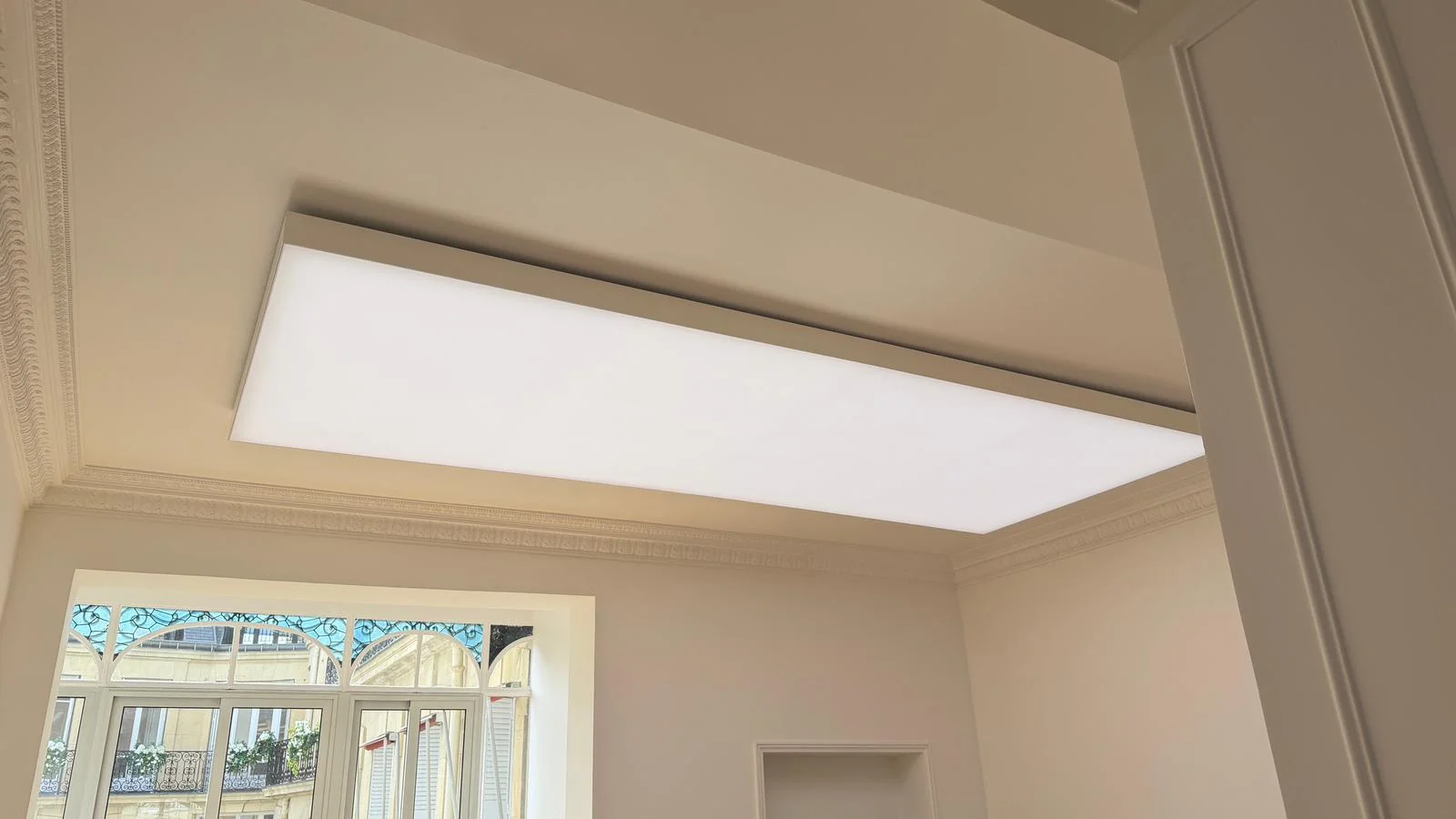 Completed StretchLume surface-mounted lightbox at Trade Republic’s Paris office