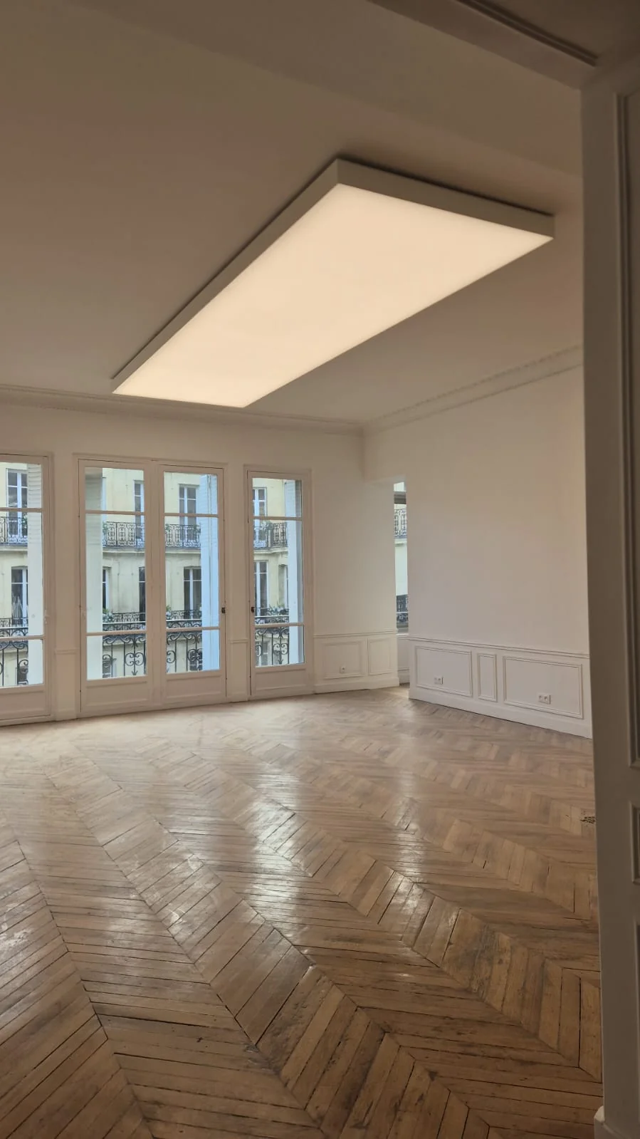 Warm-white setting on a StretchLume lightbox in Paris